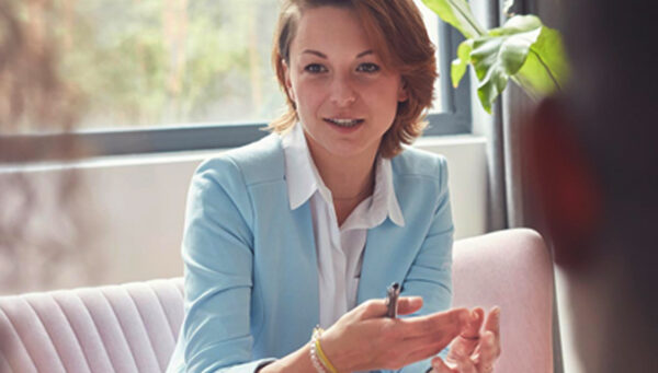 psychologist speaking to a patient