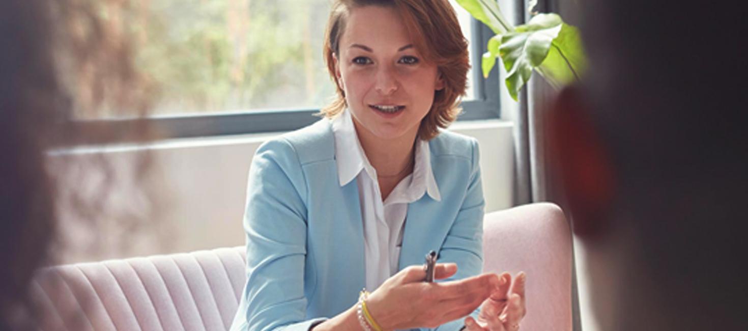 psychologist speaking to a patient